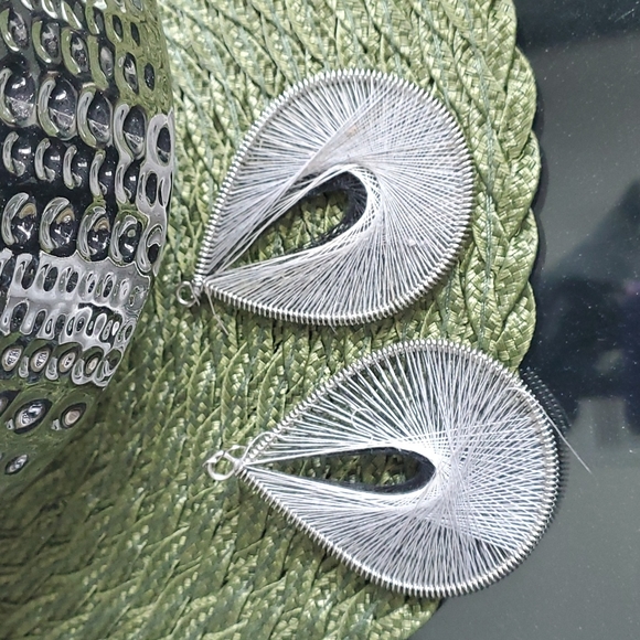 Earrings and bracelet set - Picture 6 of 7